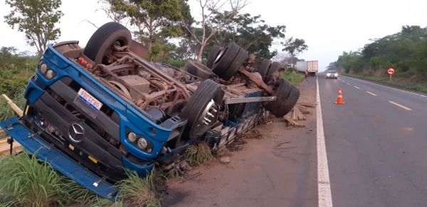 Caminhão tomba e derrama carregamento de madeira após colisão na BR 010