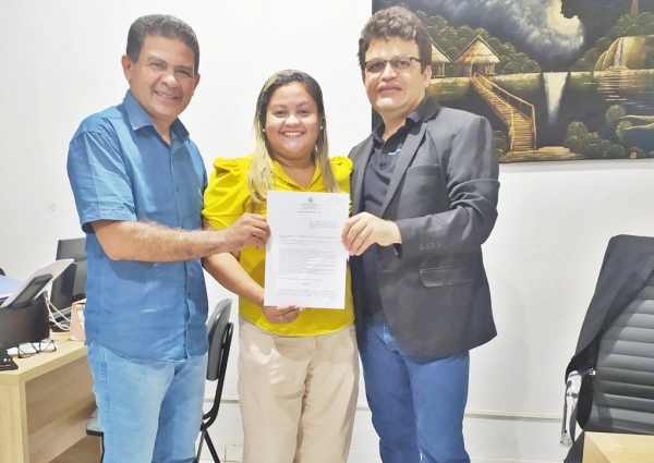 AÇAILÂNDIA – Vereadora Robenha comemora a criação da “Comissão Permanente de Defesa da Família”.