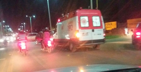 Acidente envolvendo carro e moto deixa duas pessoas ferida no perímetro Urbano de Açailândia.