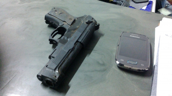 Polícia Prende dois jovens acusados de assalto a mão armada com arma de brinquedo. 