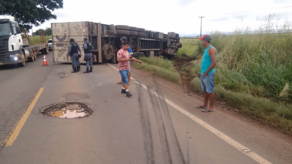 Carreta tomba na BR 010 entre Açailândia e Itinga - MA