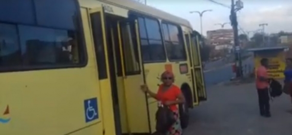 Vídeo: Homem reage a assalto e mata bandido em ônibus na Alemanha
