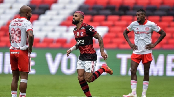 Flamengo vence o Inter de virada e assume a liderança.