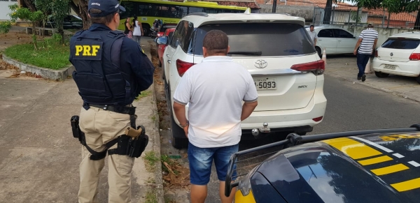 PRF apreende camioneta com sinais identificadores adulterados