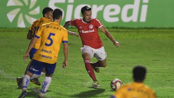 Em jogo de reviravoltas e quatro gols, Inter e Pelotas ficam no empate na Boca do Lobo