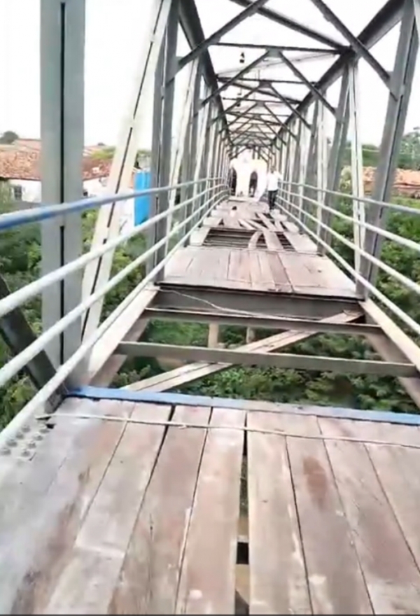BANDIDOS FURTAM TÁBUAS DE PASSARELA EM CODÓ E MORADORES CORREM RISCO NA TRAVESSIA