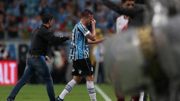 Em noite infeliz de Bressan, Grêmio leva virada na Arena para o River e adia sonho do tetra