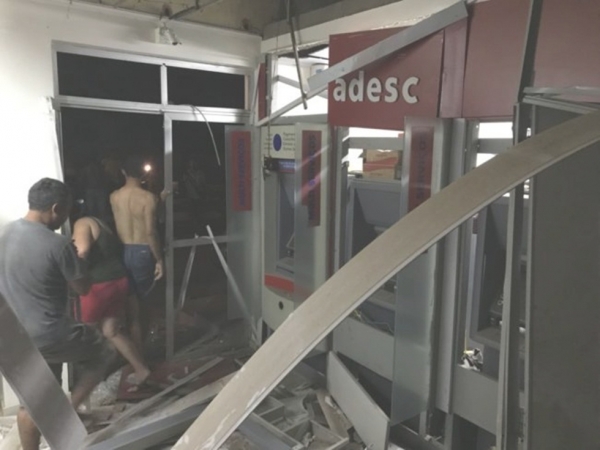 Bandidos explodem agência do banco do Bradesco em Senador Alexandre Costa - MA