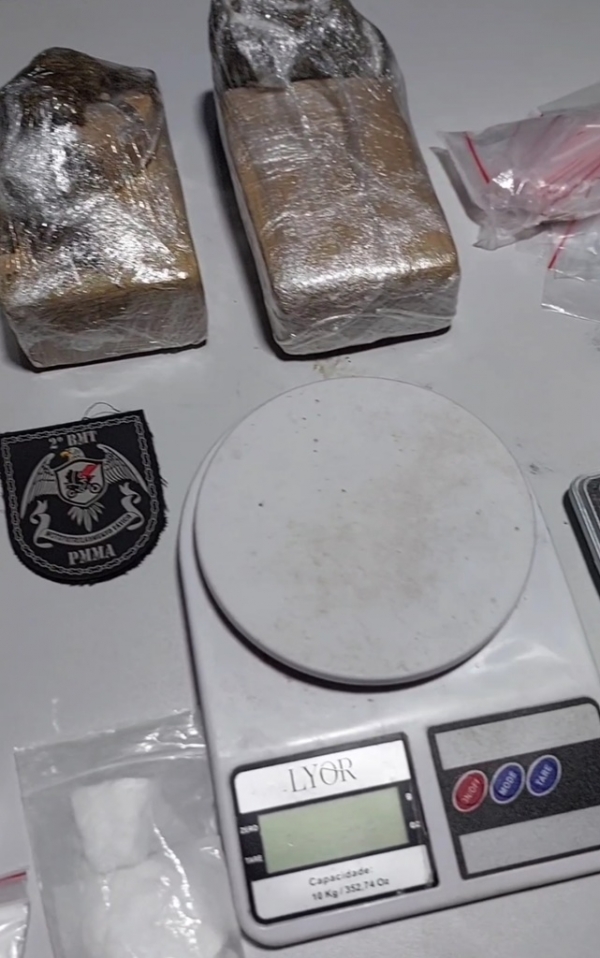 HOMEM É PRESO APÓS SER FLAGRADO COM MAIS DE 2KG DE DROGAS ESCONDIDAS EM SACOLA