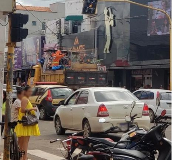 Operação retira barracas de vendedores informais do Calçadão