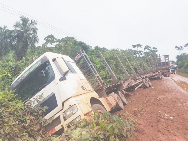 Motorista perde o controle e carreta sai da estrada na zona rural de Açailândia