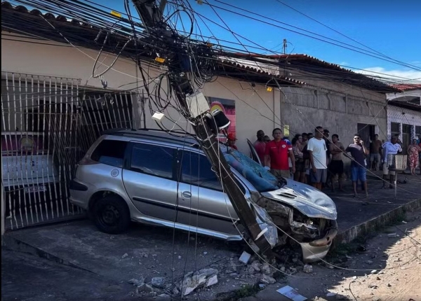CARRO DE PASSEIO ATROPELA PEDESTRE E COLIDE EM POSTE DA REDE ELÉTRICA EM PAÇO DO LUMIAR, NA GRANDE SÃO LUÍS