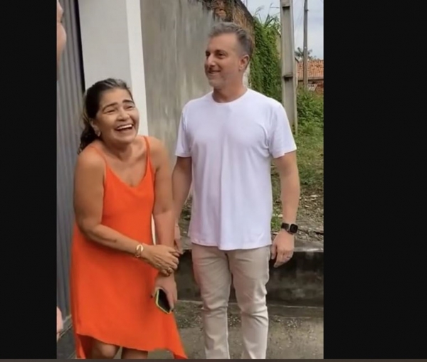 LUCIANO HUCK VISITA SANTA INÊS E DÁ PRÊMIO DE R$ 1 MILHÃO A PROFESSORA