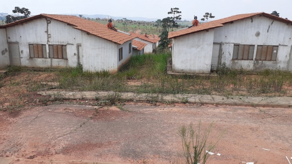 AÇAILÂNDIA - Dezenas de casas do bairro Jardim Aulidia abandonadas pelo poder público