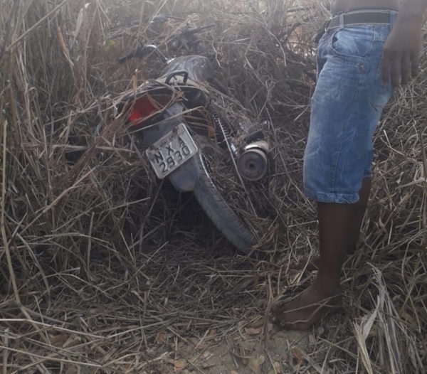 AÇAILÂNDIA URGENTE - Polícia Militar recupera moto roubada e duas pessoas foram levadas para a delegacia 