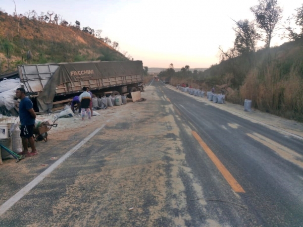 Condutor morre em colisão entre veículos de carga na BR 135/MA