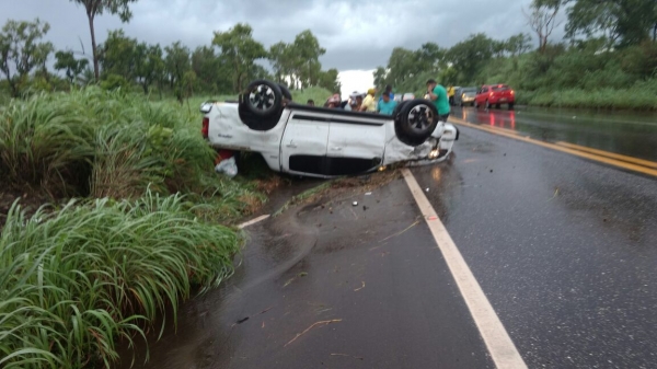 Motorista perde o controle e capota carro na BR-010