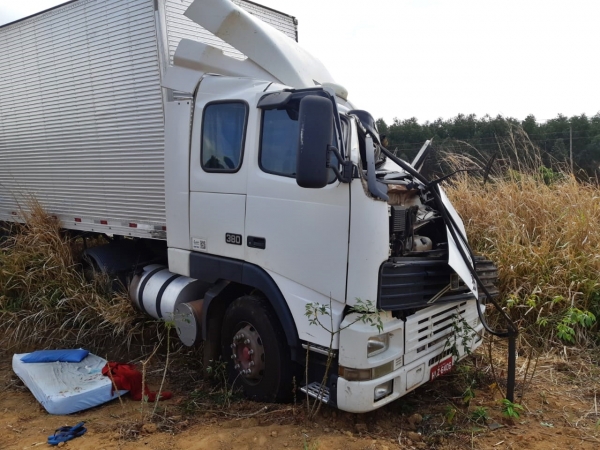 AÇAILÂNDIA - Colisão entre dois caminhões deixa uma pessoa gravemente ferida na BR 010