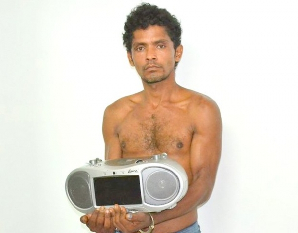 Vídeo: homem é preso pela polícia após arrombar prédio da justiça em Açailândia. 