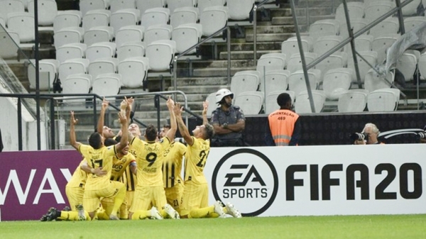 Corinthians vence, mas é eliminado pelo Guaraní em jogo com arbitragem polêmica