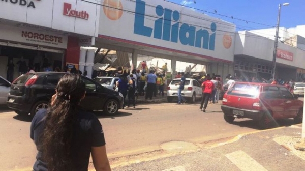   Telhado da loja Liliani desaba sobre clientes e funcionários em Araguaína To 