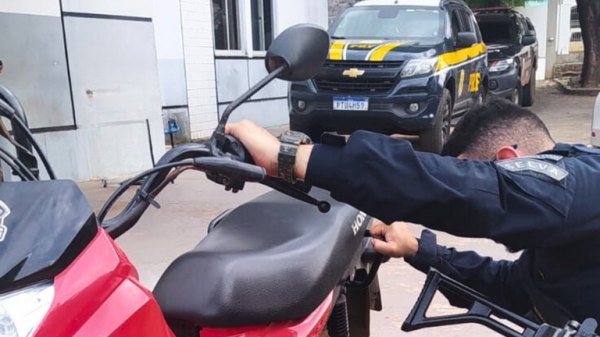 MOTOCICLETA ADULTERADA E COM DOCUMENTO FALSO É APREENDIDA PELA PRF EM PRESIDENTE DUTRA/MA