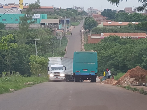 AÇAILÂNDIA - Motorista de carreta perde o controle e caminhão fica atravessado em rua do centro