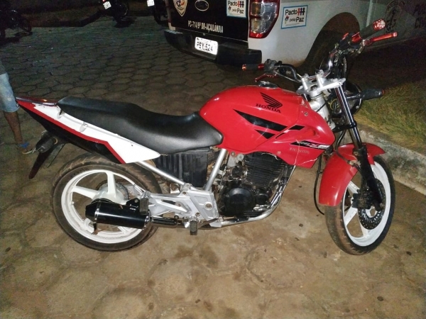 AÇAILÂNDIA – Homem é preso pela PM após roubo de moto 