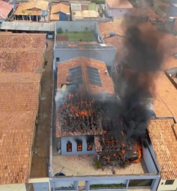 AÇAILÂNDIA: FOGO DESTRÓI PARTE DE UMA CASA, CARRO E MOTO EM RUA NO CENTRO DA CIDADE.
