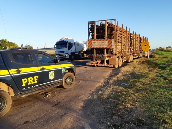 IMPERATRIZ - Pedaço de madeira despreende-se de carreta e atinge veículo de passeio na BR 010