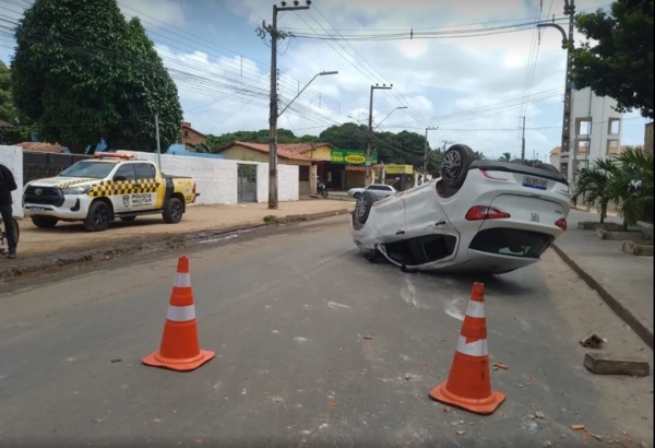 CARRO CAPOTA E POR SEGUNDOS NÃO ATINGE HOMEM E CRIANÇA QUE ATRAVESSAVAM A MA-202