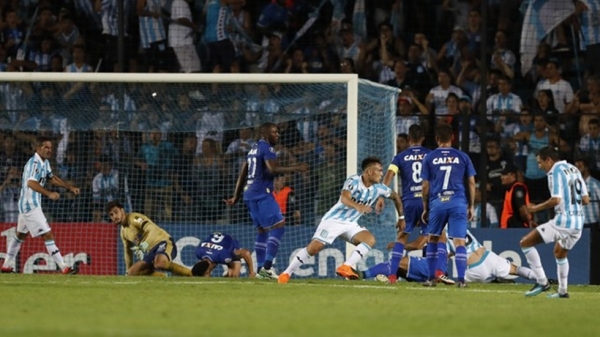 Lautaro Martínez faz três, Cruzeiro tenta, mas é batido pelo Racing na Libertadores