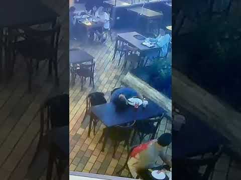 Vídeo - Homem se engasga em restaurante e é salvo por policiais rodoviários federais