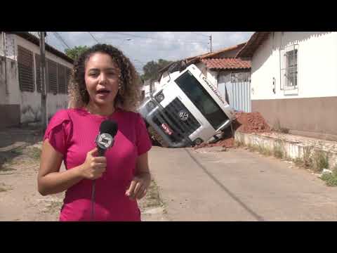 IMPERATRIZ - Caçamba carregada com barro tomba na região tocantina