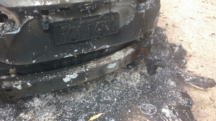 SÃO PEDRO DA ÁGUA BRANCA - Carro com três corpos carbonizados é encontrado no interior 