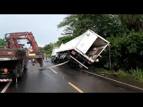 VÍDEO - BR 010 totalmente interditada para destombamento de carreta
