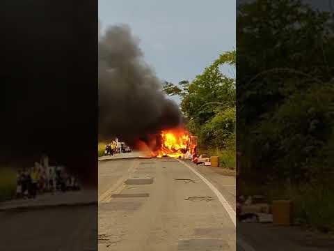 VÍDEO: BR-222 é interditada totalmente após ônibus pegar fogo 