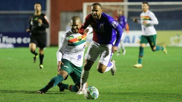 Com gol no final, Paraná Clube vence e afunda o Sampaio Corrêa na lanterna