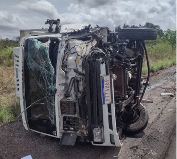 Colisão entre carro e caminhão deixa três pessoas mortas e uma gravemente ferida na BR-222