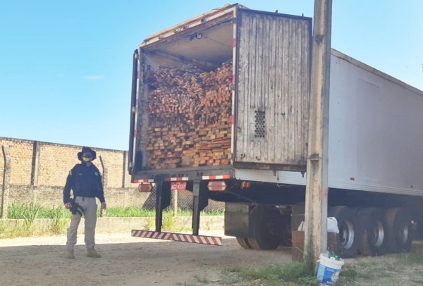 MARANHÃO - PRF apreende madeira com documentação irregular e prende condutor com mandado de prisão em aberto