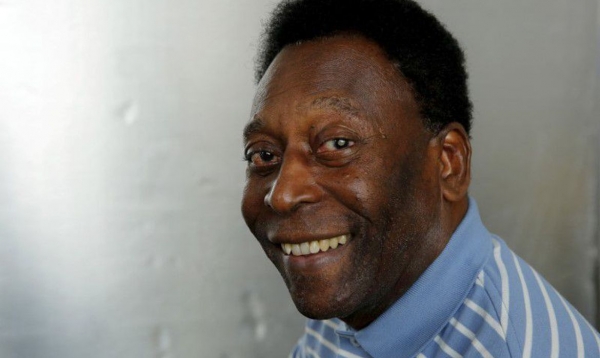 Pelé volta a ser internado para seguir tratamento de tumor