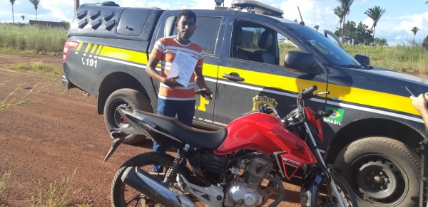 MARANHÃO - Policiais recuperam motocicleta abandonada na mata