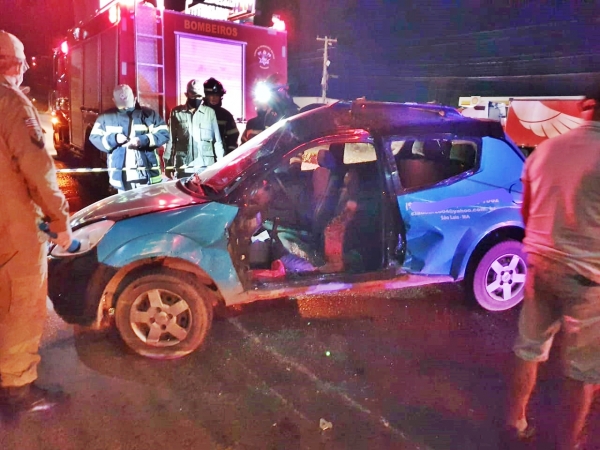 Condutor de um Ford/Ka fica preso às ferragens após colisão com carreta na BR 010