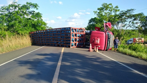MARANHÃO - Acidente envolvendo automóvel e carreta deixa uma pessoa morta e a BR-316/MA bloqueada