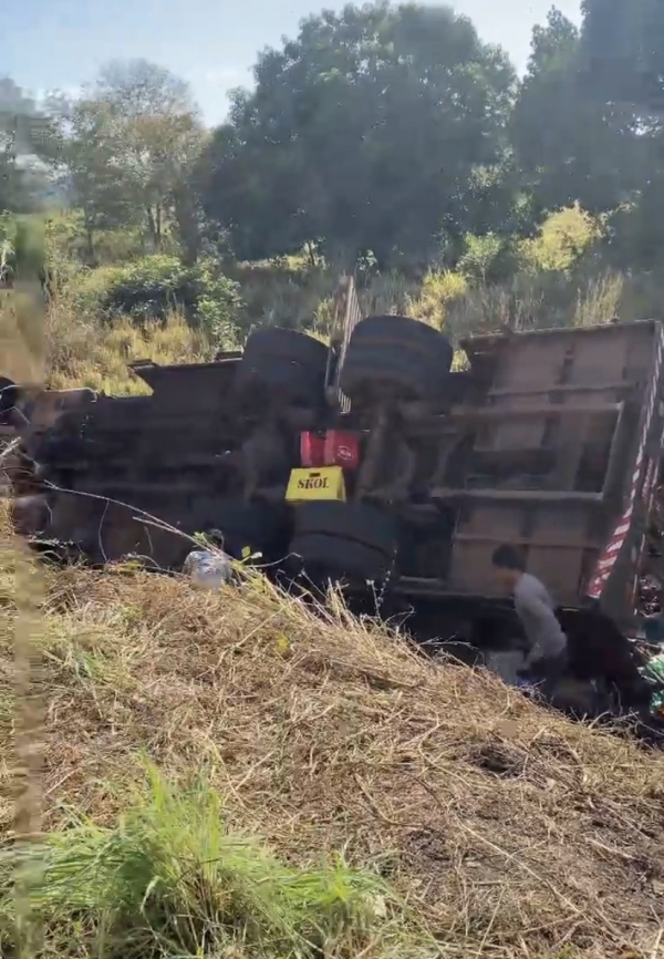 Caminhão carregado de cerveja tomba e tem carga saqueada na BR-010