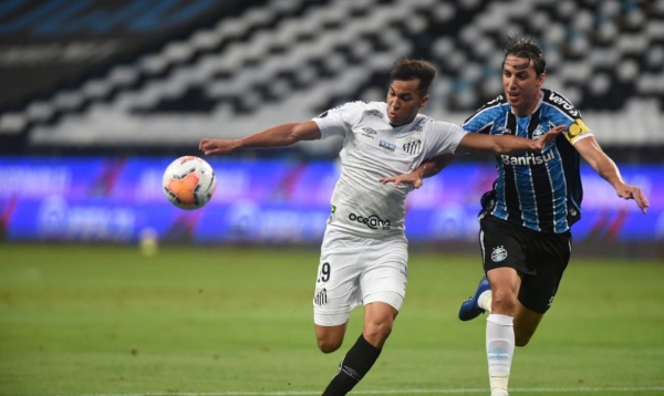 Grêmio reage nos acréscimos e arranca empate do Santos no jogo de ida das quartas de final