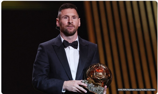 MESSI CONQUISTA BOLA DE OURO DA FRANCE FOOTBALL PELA OITAVA VEZ