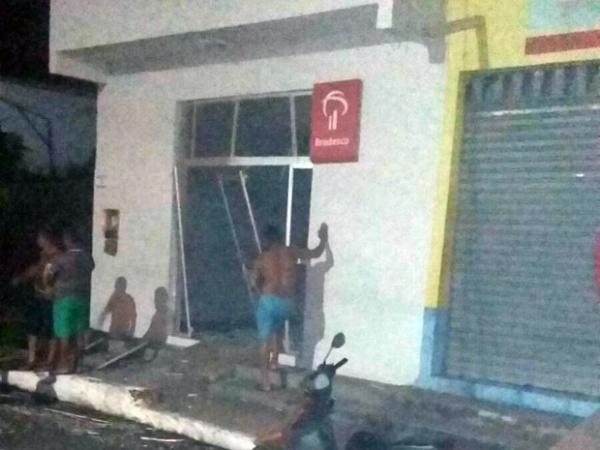Quatro homens explodem agência bancária em Peri Merim, MA
