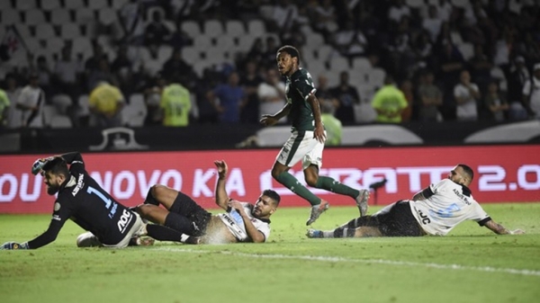 VAR, polêmica e expulsão: em jogo quente, Palmeiras vence o Vasco e segue caça ao líder Flamengo