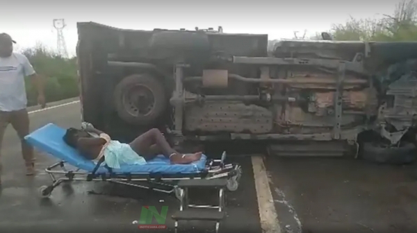 Ambulância tomba na BR-135, em Campo de Peris, e deixa feridos